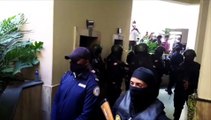 Momento en que bajan hermanos de Danilo al tribunal por Operación Anti Pulpo