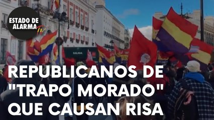 VEAN a un grupúsculo de REPUBLICANOS agitando el INCONSTITUCIONAL trapo morado en SOL. ¿A QUIÉN QUIEREN AMEDRENTAR?