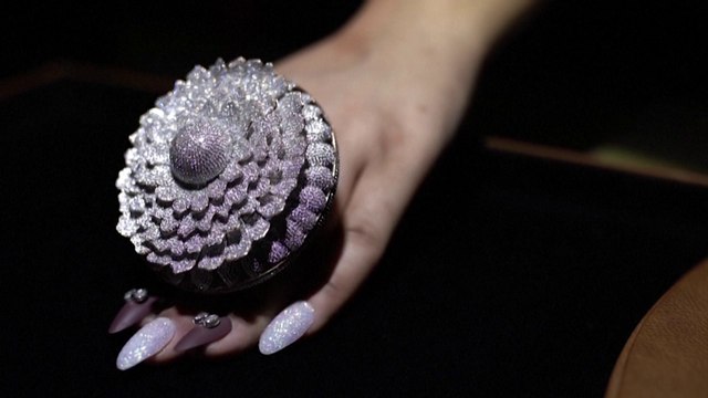 Un joaillier indien fabrique une bague sertie de 12.638 diamants au prix inestimable