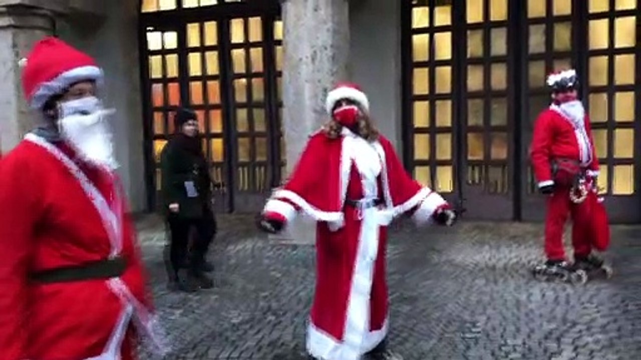 Nikolaus-Skater unterwegs in München am 06.12.2020 (Nikolaustag)