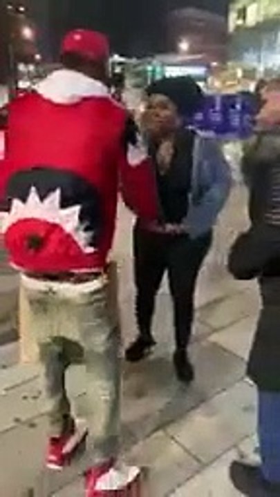[Vidéo] victime d'une trahison amoureuse, elle déshabille en public son chéri qu'elle prend en charge