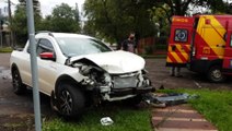 Saveiro tem a frente destruída em acidente no Bairro Country; duas mulheres ficaram feridas