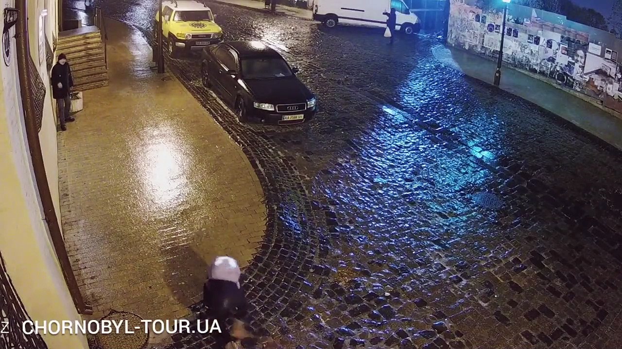 Une femme bloquée sur ce trottoir à cause du verglas... tellement drôle