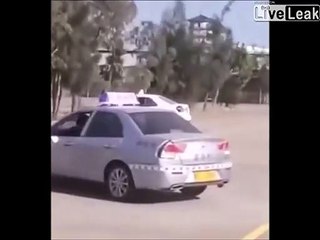 Cet apprenti conducteur n'est vraiment pas bon