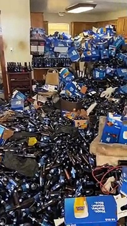 Ils remplissent l'appartement de leur ami avec des milliers de bières... Bonne blague