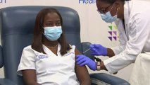 Una enfermera de Cuidados Intensivos, primera sanitaria en recibir una vacuna contra la covid en Nueva York