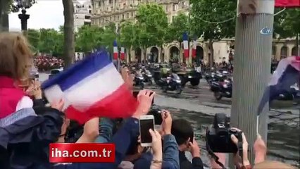 Cumhurbaşkanı Macron halkı selamladı