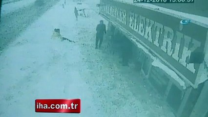 Dev tabela çocukların üzerine düştü!