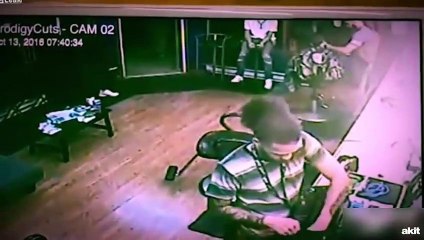 Kuaförü soymaya geldiler canlarını zor kurtardılar