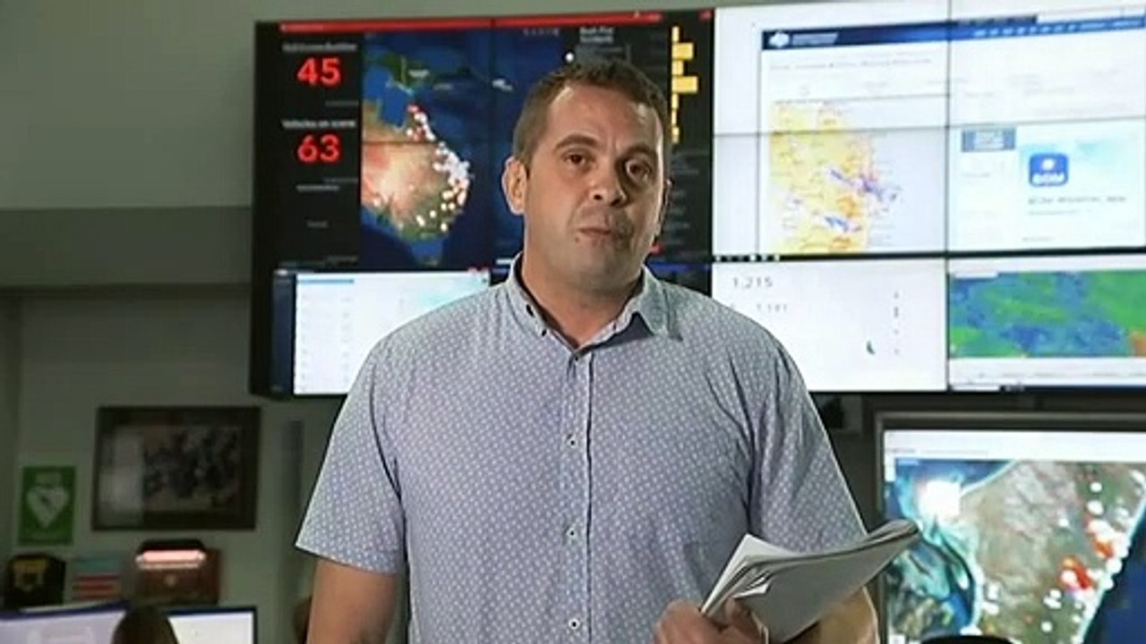 Homes under threat by Fraser Island bushfire