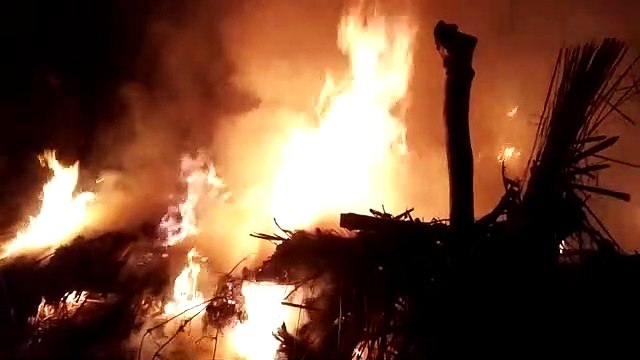 अज्ञात कारणों से लगी घर मे आग,बाल-बाल बचे परिजन