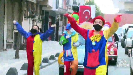 Çocuklara moral olsun diye palyaçolar sokaktaydı | Video