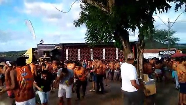 Des basses puissantes qui éclaircissent rapidement la foule