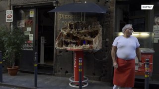 Restaurante italiano faz presépio de pizza com todos de máscara