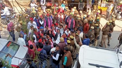 Kisan Yatra: Akhilesh Yadav's sit-in near home