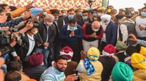 Arvind Kejriwal Manish Sisodia meet farmers at Singhu border