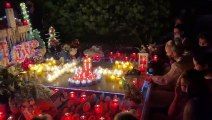 Laeticia Hallyday, ses filles Jade et Joy, et son compagnon Jalil Lespert - Veillée hommage à Johnny Hallyday le 5 décembre 2020, aux trois ans de sa mort, au cimetière marin de Lorient, à Saint-Barthélémy.