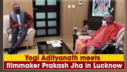 लखनऊ में फिल्म निर्माता प्रकाश झा से मिले योगी आदित्यनाथ