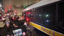 La represión comunista sigue instalada en China, así se despiden en Hong Kong familiares de sus seres queridos tras ser detenidos para ser trasladados a campos de 