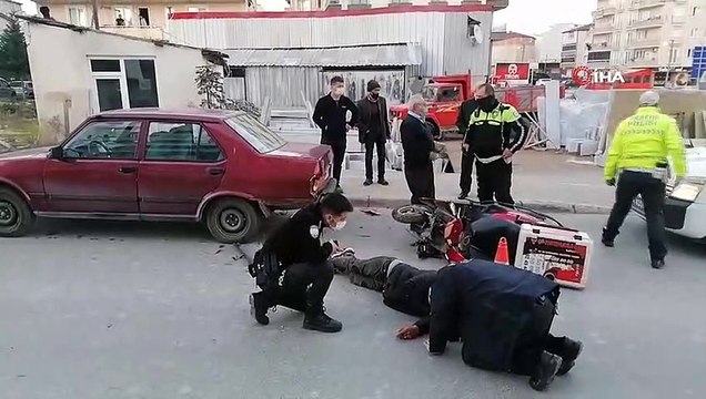 Polis ekipleri, yaralı motosiklet sürücüsünün başından bir saniye ayrılmadı