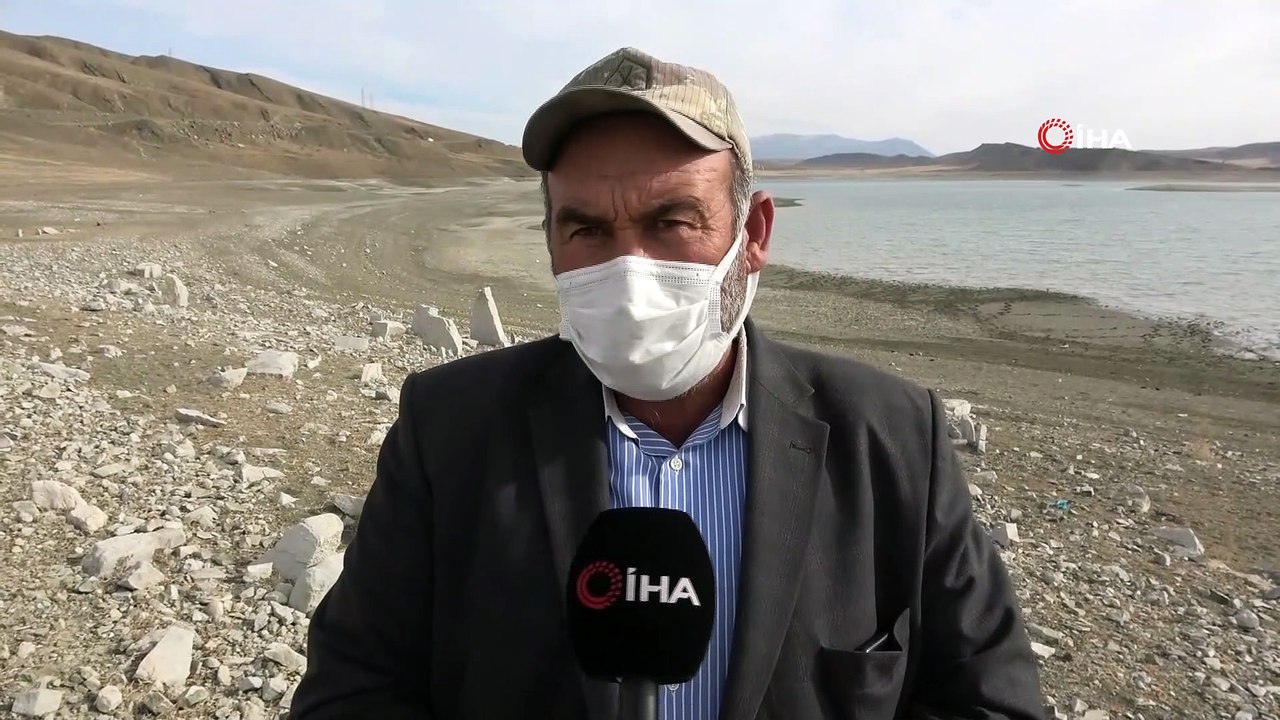 Yüzmeye korktukları barajın üzerinde yürüyorlar