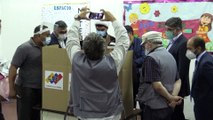 مادورو يستعيد السيطرة على البرلمان بعد فوز تحالفه في انتخابات تشريعية قاطعتها المعارضة