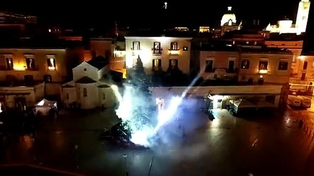 Bari: l'accensione dell'albero di Natale senza pubblico, atmosfera unica (Natale 2020)