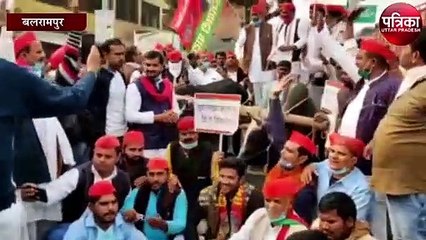 किसानों के समर्थन में सपाइयों ने निकाल बैलगाड़ी जुलूस