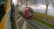 Un camion roule à contresens pour doubler un autre camion