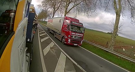 Tải video: Un camion roule à contresens pour doubler un autre camion