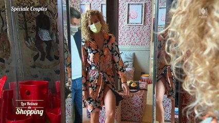 Les Reines du shopping : elle montre sa culotte sans s’en rendre compte !