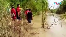 Miris! Keranda Jenazah Terpaksa Nyemplung Sungai