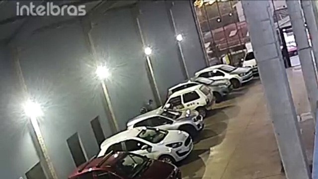 Câmera mostra precisão da equipe Guarda Municipal em encontrar ladrões que se escondiam em meio a fiéis de igreja