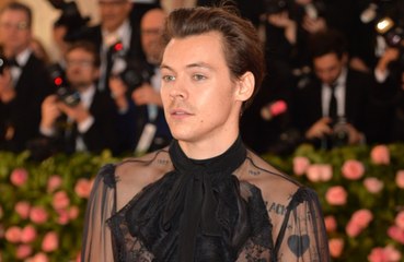 Harry Styles se confie sur ses inspirations vestimentaires : "On n'est jamais trop habillé"