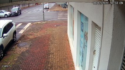 Vídeos mostram força do impacto em acidente que envolveu sete carros no Centro