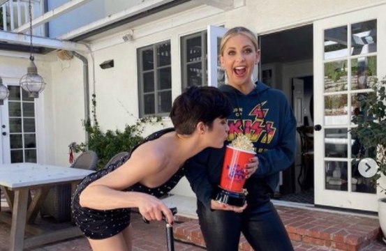 Sarah Michelle Gellar y Selma Blair recrean su famoso beso de ‘Crueles intenciones’
