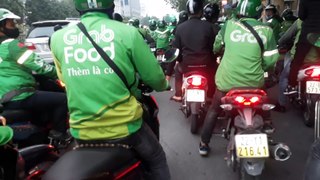 Grab Hà Nội: Tài Xế Grabbike Đồng Loạt Biểu Tình Diễu Hành Trên Đường Phố Về Chính Sách Grab Tăng Thuế Ngày 07/12/2020