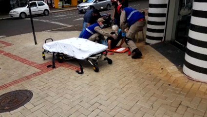 Mulher é socorrida após sofrer queda na Rua Paraná, no Centro de Cascavel