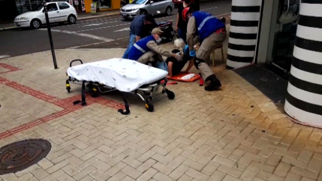 Mulher é socorrida após sofrer queda na Rua Paraná, no Centro de Cascavel