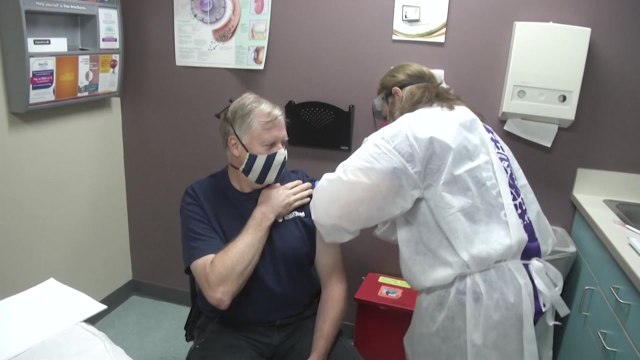 英 오늘 'V-Day'...80세 이상 노인 화이자 백신 우선 접종 / YTN