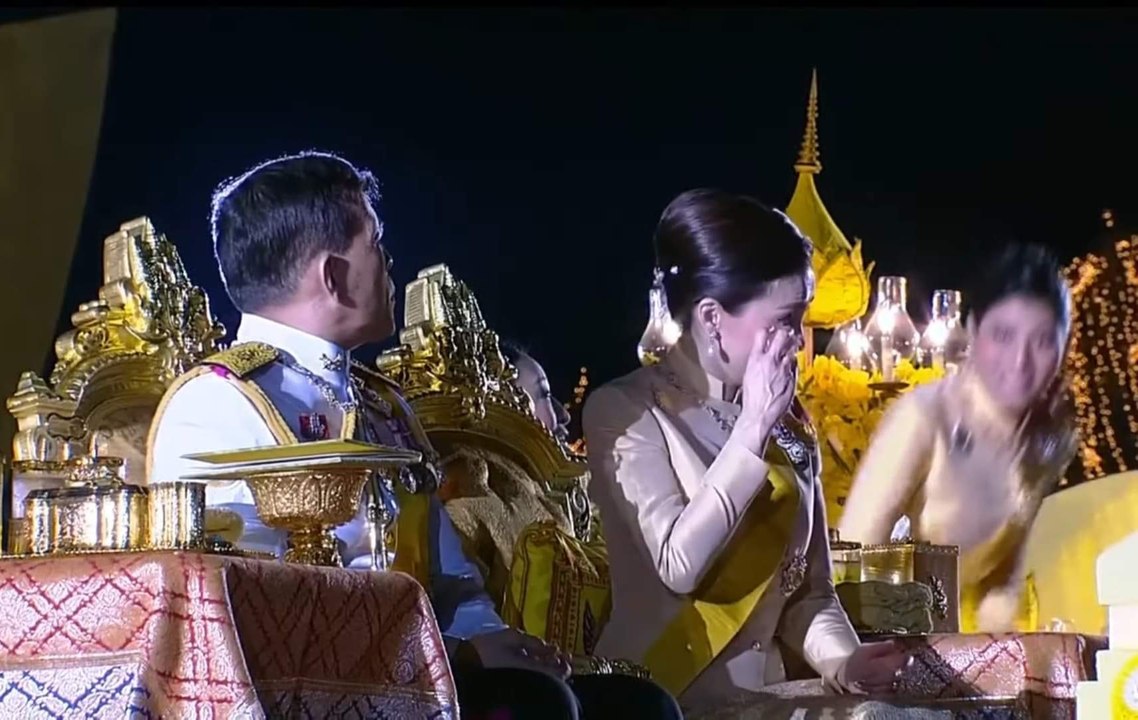 Le roi de Thaïlande s’affiche aux côtés de sa femme… et de sa maîtresse
