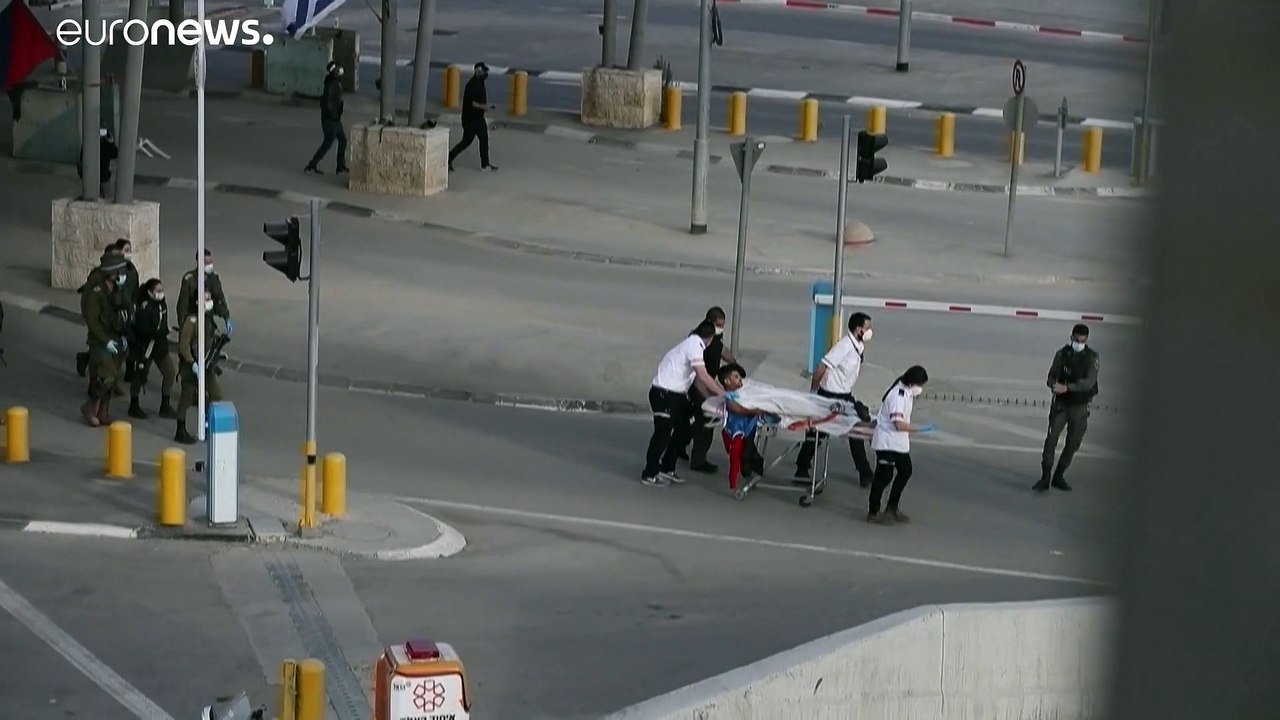 شاهد: مسعفون ينقلون جريحًا فلسطينيًا إلى سيارة إسعاف