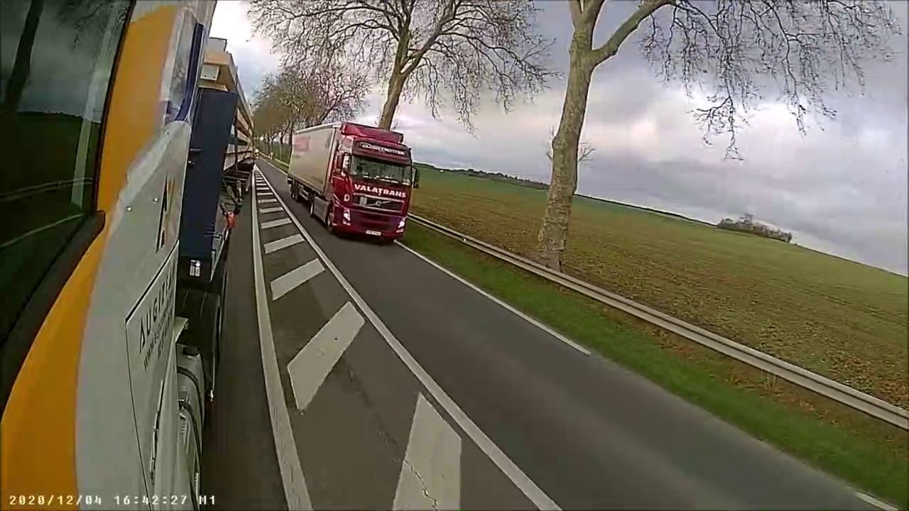 Un camion fait un dépassement très dangereux sur une route française