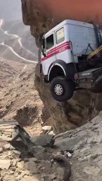 Un camion suspendu dans le vide après une sortie de route (Arabie saoudite)