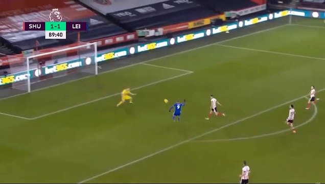 Ce joueur célèbre son but en cassant un poteau de corner