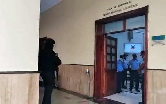 Ingreso de los imputados a la sala de audiencias