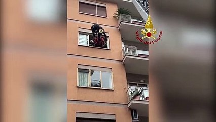 Roma - Scale troppo strette, il soccorso arriva alla finetra (07.12.20)