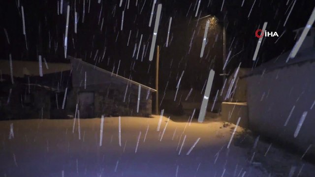 Ağrı’da gece yarısı yağan kar etrafı beyaza bürüdü