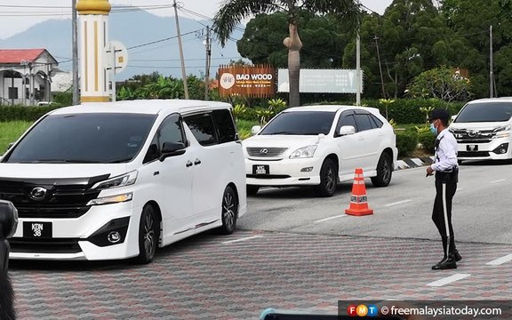 Zahid Hamidi diikuti calon MB Umno, Saarani Mohamad, menghadap Sultan Perak di Istana Kinta