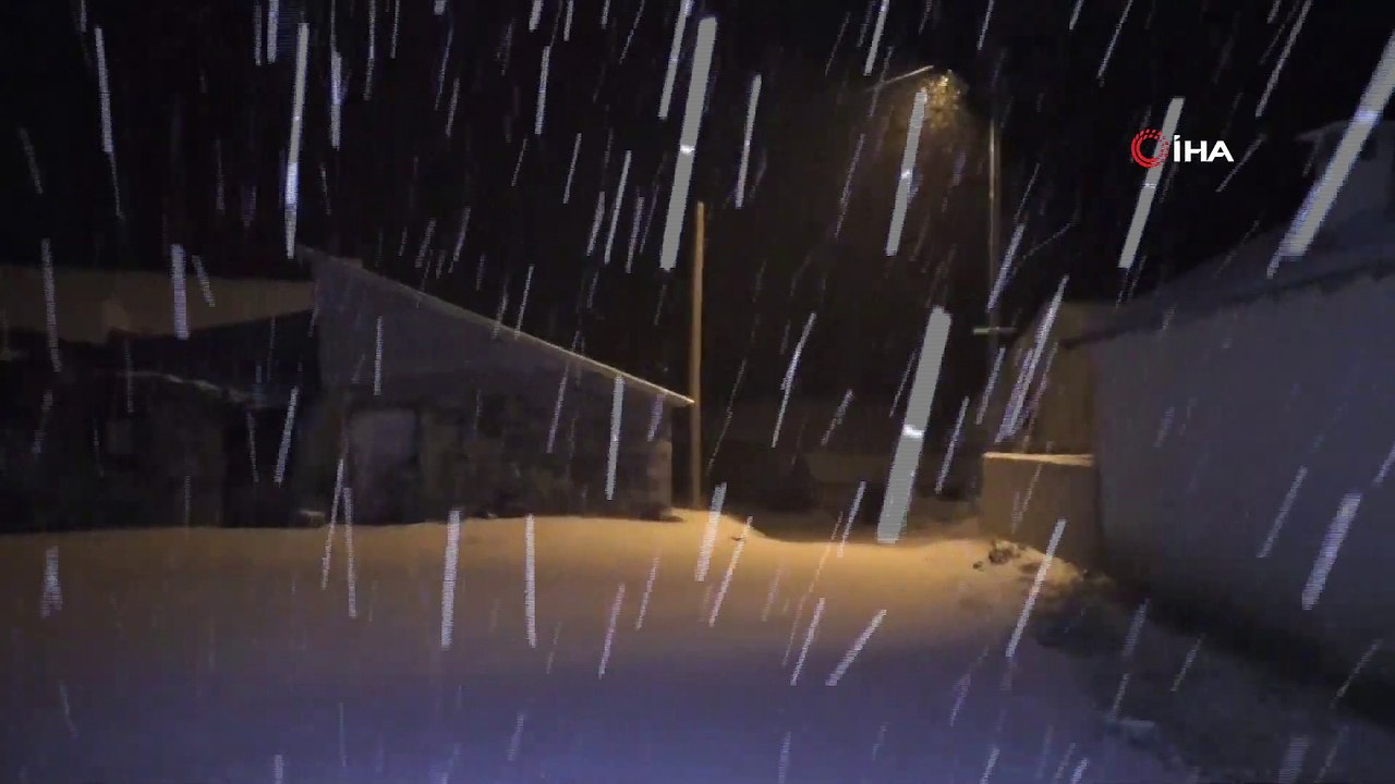 Ağrı’da Gece Yarısı Yağan Kar Etrafı Beyaza Bürüdü